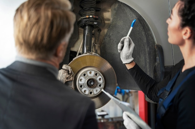 Achteraanzicht mensen praten over auto