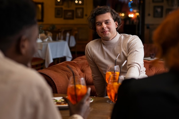 Achteraanzicht mensen zitten aan tafel