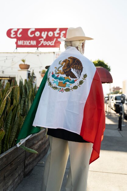 Achteraanzicht oude man met Mexicaanse vlag