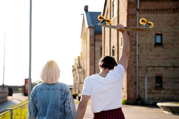 Achteraanzicht paar samen wandelen