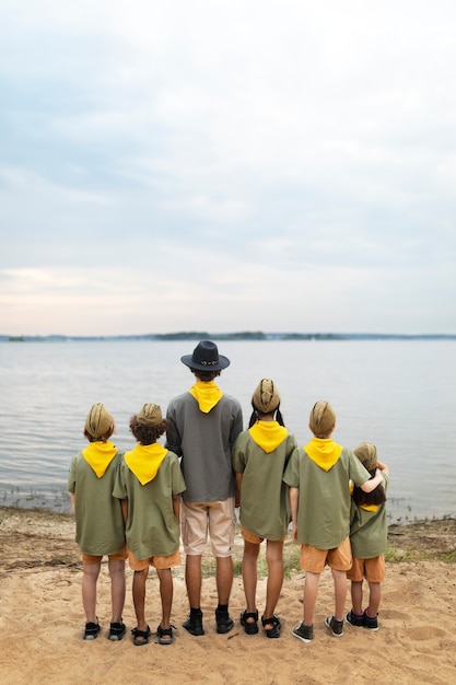 Gratis foto achteraanzicht scouts bij elkaar staan