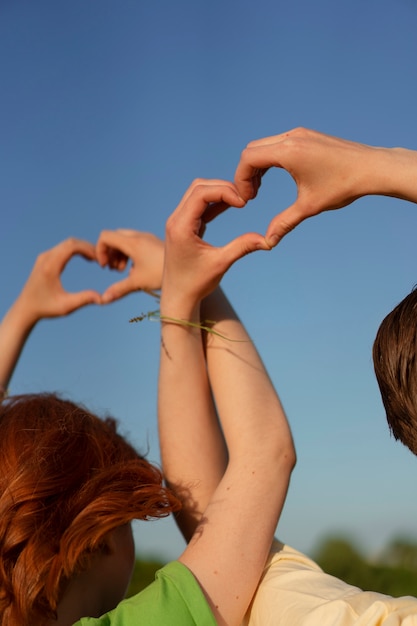 Gratis foto achteraanzicht tieners die vrienden zijn