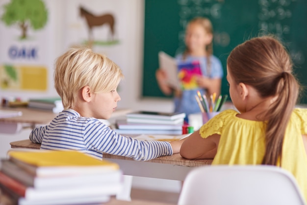 Achteraanzicht van beste vrienden in de klas