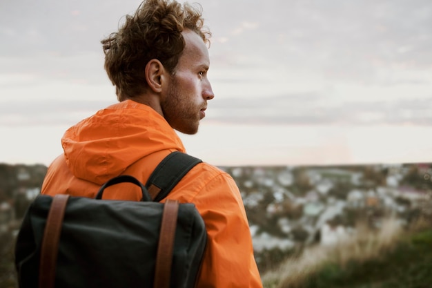 Achteraanzicht van de mens die de natuur bewondert tijdens een roadtrip