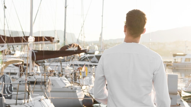 Gratis foto achteraanzicht van de mens in de jachthaven