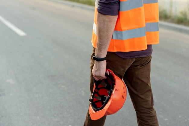 Achteraanzicht van de mens met bescherming helm