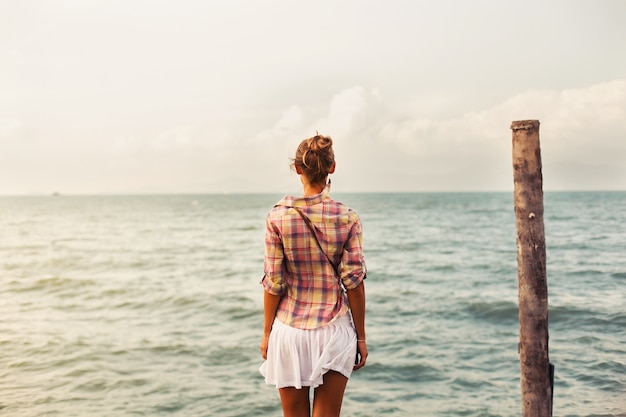 Gratis foto achteraanzicht van de vrouw kijken naar de zee