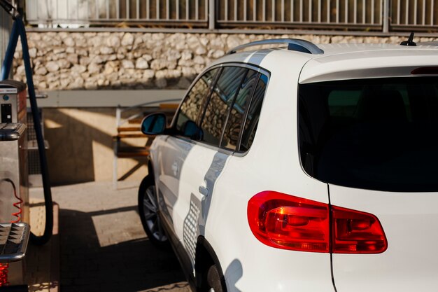 Achteraanzicht van een mooie witte auto