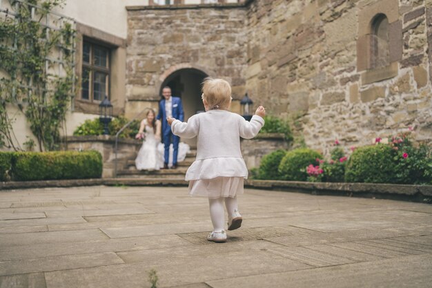 Achteraanzicht van een schattig meisje rent naar ouders