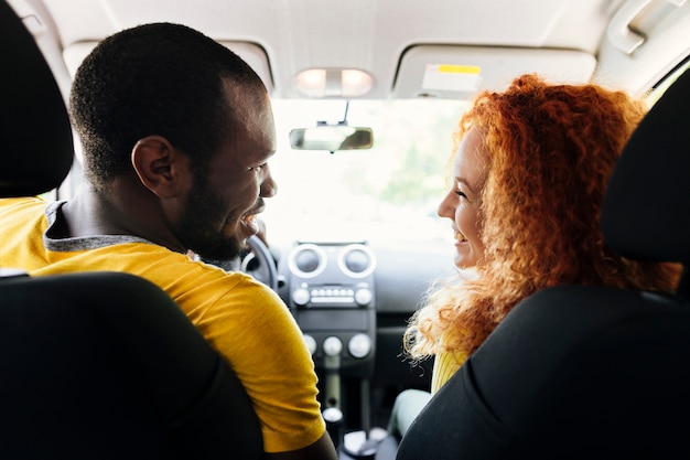 Achteraanzicht van interraciaal paar in een auto