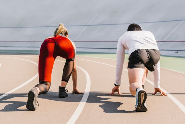 Achteraanzicht van lopers positie innemen