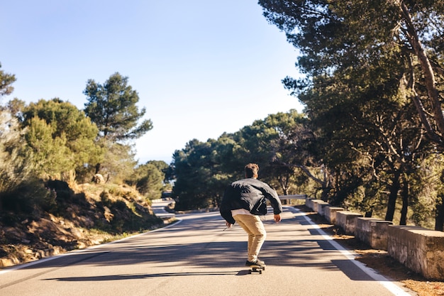 Achteraanzicht van man skateboarden