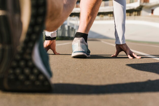 Achteraanzicht van runner in startpositie