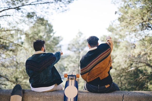 Achteraanzicht van vrienden met skateboards