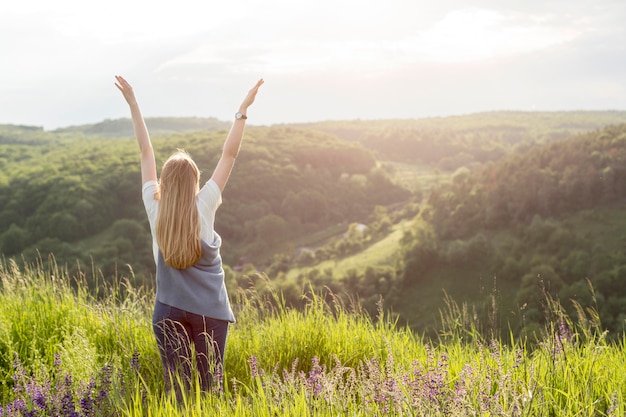 Gratis foto achteraanzicht van vrouw genieten van de natuur