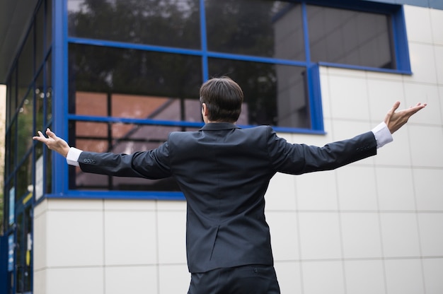 Achteraanzicht van zakenman en gebouw