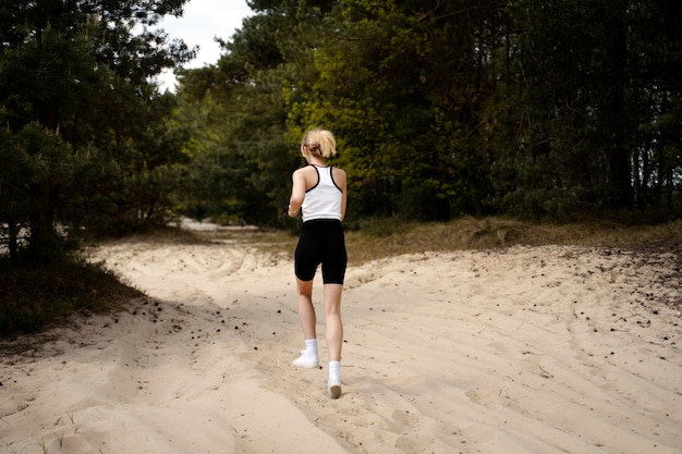 Gratis foto achteraanzicht vrouw die in de natuur loopt