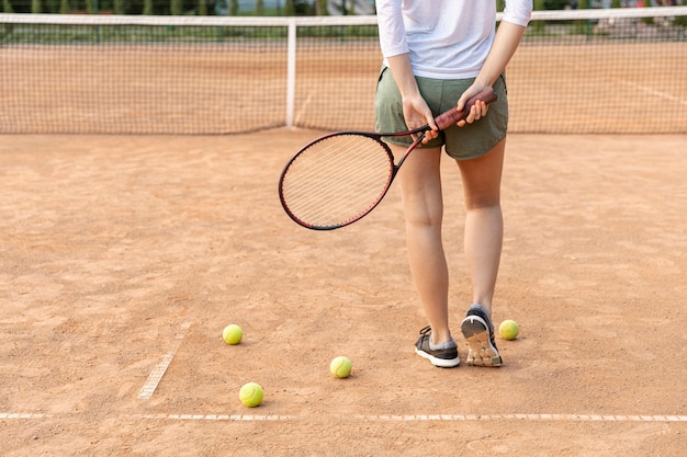 Gratis foto achteraanzicht vrouw op tennisbaan