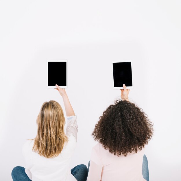 Achteraanzicht vrouwen met tablets