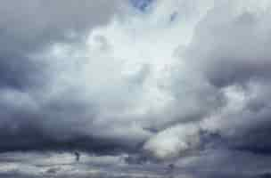 Gratis foto achtergrond van donkere wolken voor een onweer. dramatische lucht.