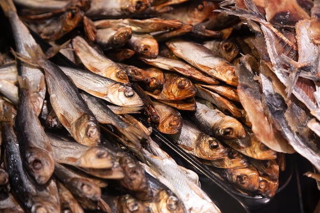 Gratis foto achtergrond van gerookte vis op een scherm in een supermarkt