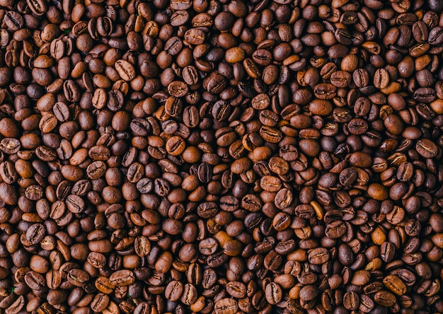 Achtergrond van geroosterde verse bruine koffiebonen - perfect voor een cool behang Gratis Foto
