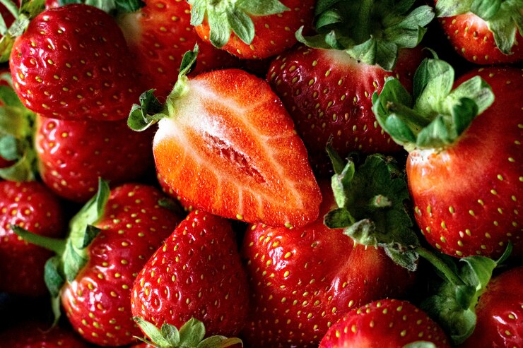 Gratis Foto achtergrondbehang met rode aardbeienpatroon