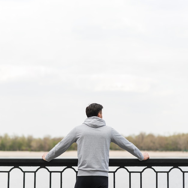 Achtermening atletische mens die van zijn tijd in openlucht genieten