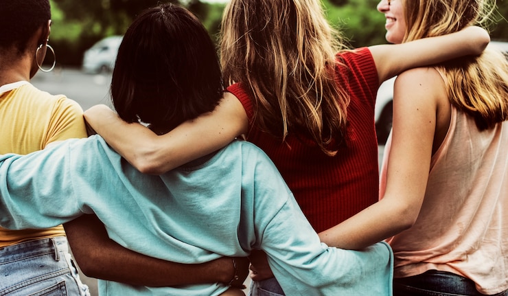 Gratis Foto achtermening van een groep diverse vrouwenvrienden die samen lopen