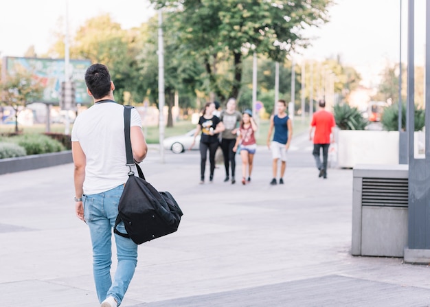 Achtermening van een mens die op straat lopen