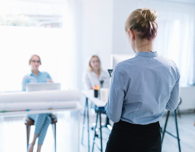 Achtermening van een Onderneemster die presentatie in de vergadering geeft