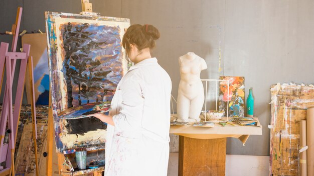 Achtermening van het professionele kunstenaar schilderen op workshop