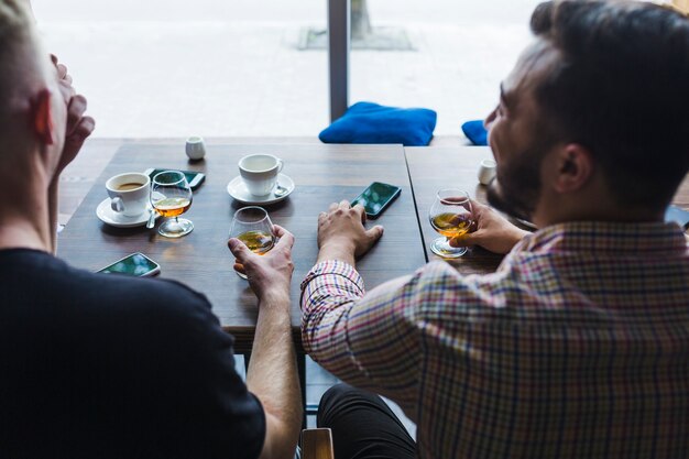 Gratis foto achtermening van mannetje twee die van drank in het restaurant genieten