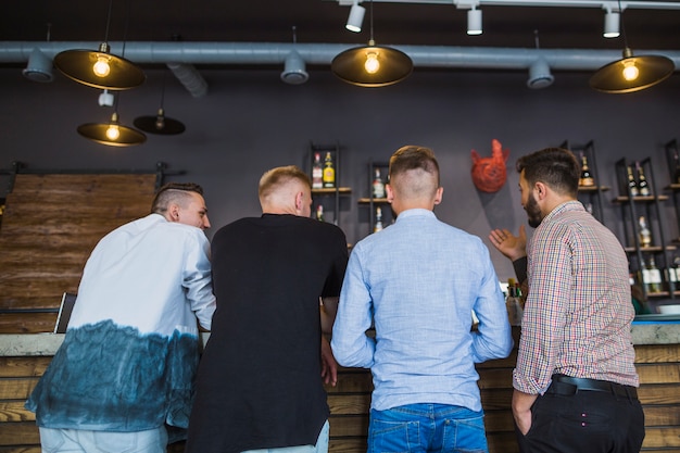 Achtermening van mensen die zich bij staafteller bevinden in het restaurant