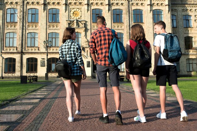 Achtermening van tienervrienden die naar middelbare school gaan