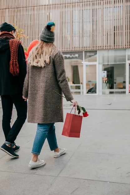 Achtermeningspaar die op datum lopen