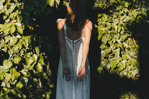 Achtermeningsvrouw in witte kleding