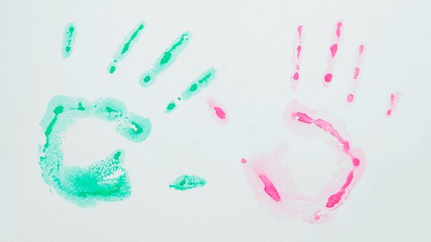Acrylgroene en roze waterverf handprint op witte oppervlakte