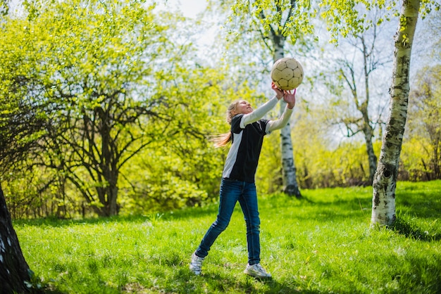 Actief meisje blokkeren een bal