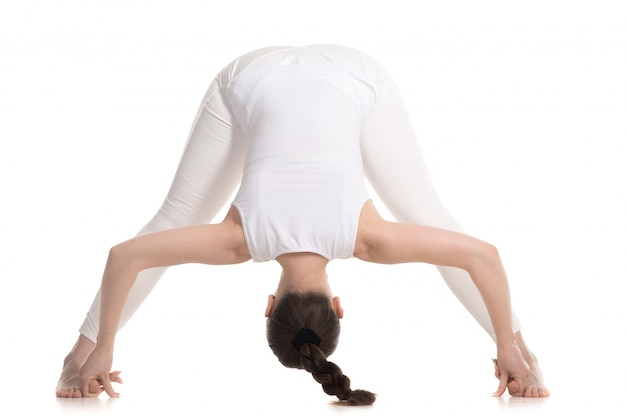 Gratis foto actief meisje dat flexibiliteit oefeningen