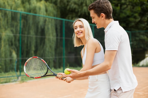 Gratis foto actief tennispaar oefenen