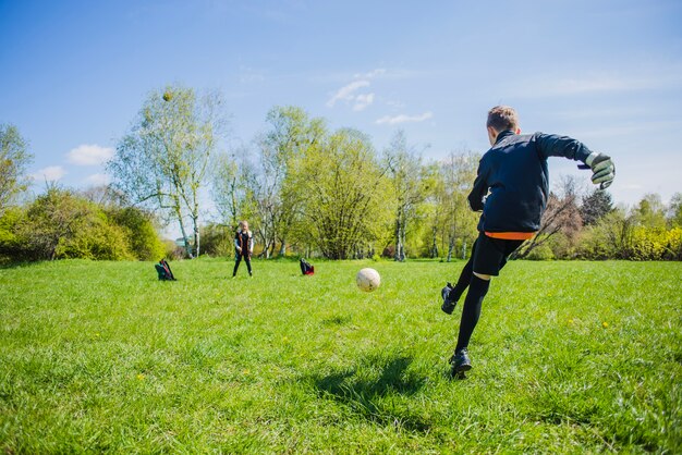 Actieve doelman die voetbal speelt