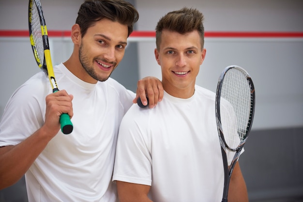 Actieve jonge mensen squashen