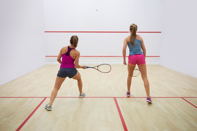 Actieve jonge mensen squashen