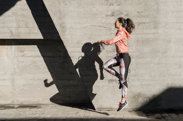 Gratis foto actieve jonge vrouw klaar voor training