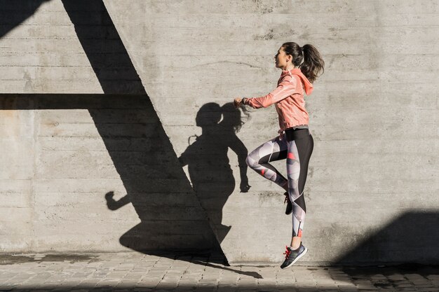 Actieve jonge vrouw klaar voor training