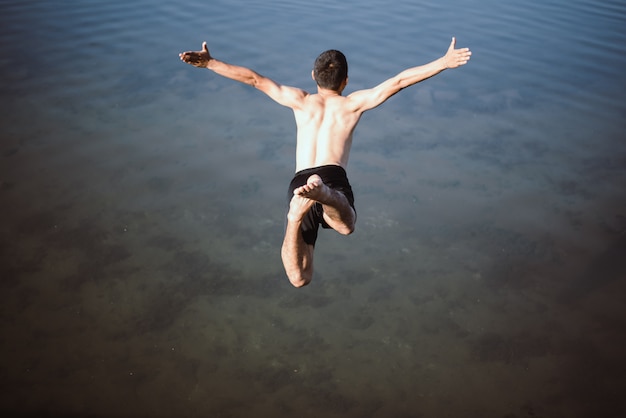 Gratis foto actieve jongen springen in het water