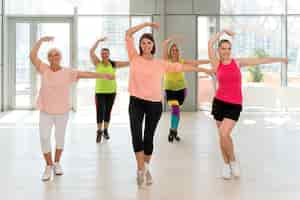 Gratis foto actieve mensen die deelnemen aan de zumba-les