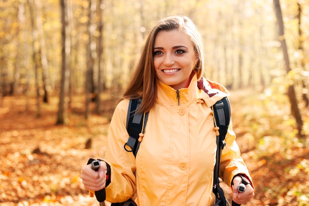 Actieve mooie vrouw wandelen in de herfst