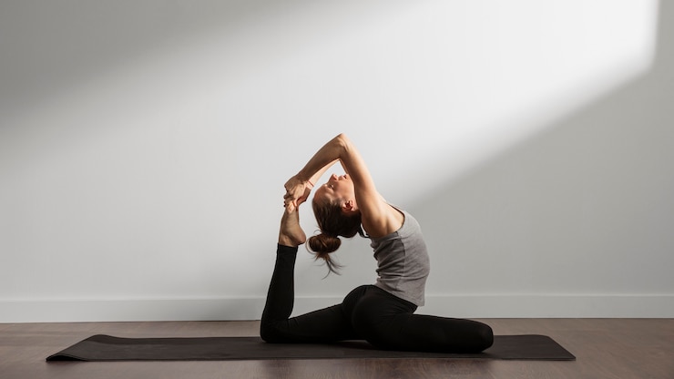Gratis Foto actieve vrouw thuis beoefenen van yoga